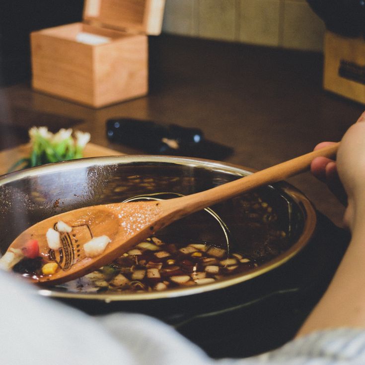 Lesena Žlica: Kontrola Vretja Mleka in Vode